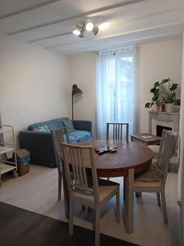 un salon avec une table, des chaises et un canapé dans l'établissement Night at La Niçoise - 6 per, à Nice