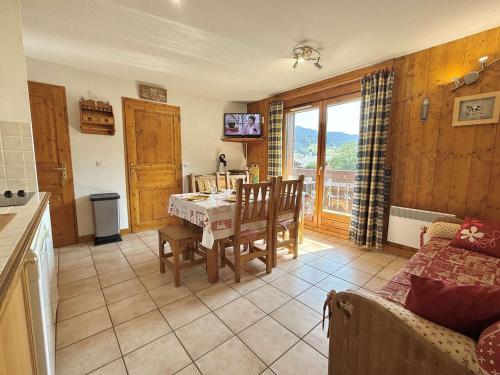 une cuisine et une salle à manger avec une table et des chaises dans l'établissement Spacieux 3 pièces à Praz-sur-Arly, balcon sud-ouest, garage, proche centre et remontées mécaniques - FR-1-603-16, à Praz-sur-Arly