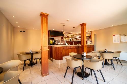 a restaurant with tables and chairs and a bar at Hotel Gardenia Sirmione in Sirmione