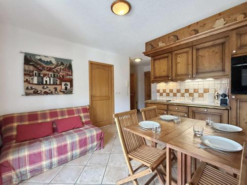 un salon avec une table et un canapé dans l'établissement Appartement cosy à Praz-Sur-Arly - 6 personnes - FR-1-603-124, à Praz-sur-Arly