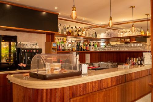a bar with a counter in a restaurant at Hotel Gardenia Sirmione in Sirmione