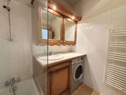 une salle de bain avec une machine à laver et un lavabo dans l'établissement Appartement cosy à Praz-Sur-Arly - 6 personnes - FR-1-603-124, à Praz-sur-Arly