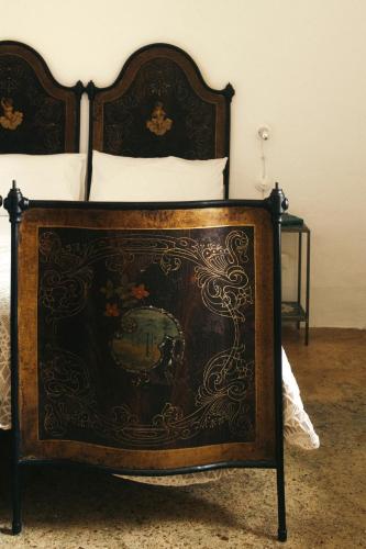 a bed with auliculiculiculiculiculiculiculiculiculiculiculic at Galeta Masseria in Nardò