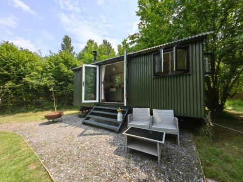 Bell Nook- Shepherd's hut with a spacious wood-fired hot tubにある庭