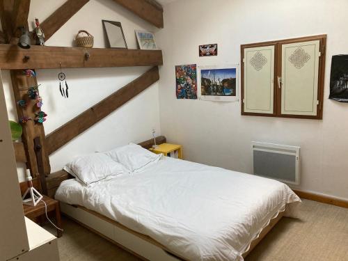 une chambre avec un lit blanc dans une pièce dans l'établissement Stone house, terraced garden and pool, à Saint-Beauzile