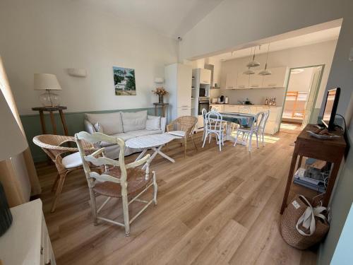 Il comprend un salon et une cuisine avec une table et des chaises. dans l'établissement Charmante maison pour 6 personnes à 200m de la plage, à Saint-Palais-sur-Mer