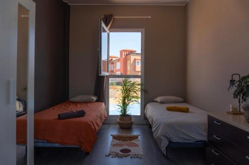 Postel nebo postele na pokoji v ubytování Banama Coliving & Coworking, Surf & Yoga - Casa Roja