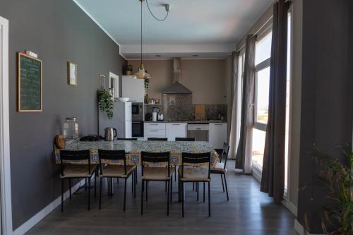 Kuchyň nebo kuchyňský kout v ubytování Banama Coliving & Coworking, Surf & Yoga - Casa Roja