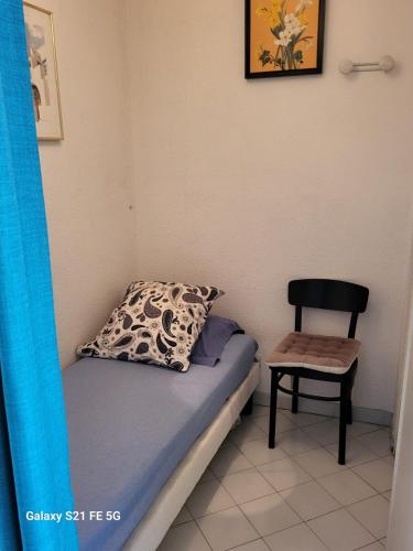 - un lit avec un oreiller et une chaise dans l'établissement Studio 1 bedroom, very nice view with parking space, à Mauguio