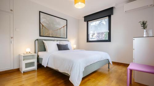 - une chambre avec un lit et un tableau de pont sur le mur dans l'établissement Les Alisiers - 3 pièces - climatisé, à Strasbourg