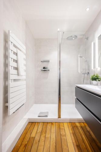une salle de bain avec douche et lavabo dans l'établissement Les Alisiers - 3 pièces - climatisé, à Strasbourg