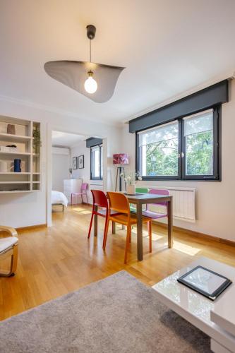 un salon avec une table et des chaises dans l'établissement Les Alisiers - 3 pièces - climatisé, à Strasbourg