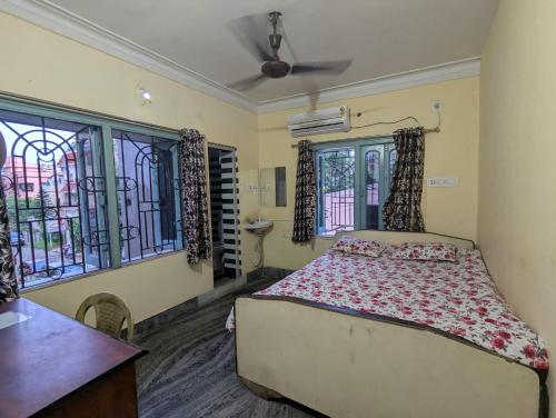 Ένα ή περισσότερα κρεβάτια σε δωμάτιο στο Kalyan Guest House