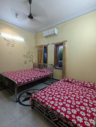 Ένα ή περισσότερα κρεβάτια σε δωμάτιο στο Kalyan Guest House