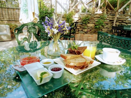 una mesa de cristal con un plato de comida. en Hotel Rural Alqueria de los lentos, en Nigüelas
