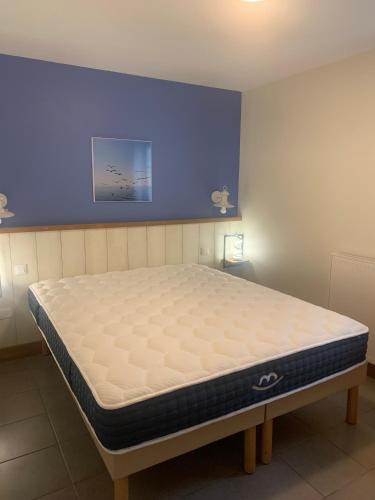 Ένα ή περισσότερα κρεβάτια σε δωμάτιο στο Appartement 4 à 6 pers BELLE DUNE GARDEN - Draps Serviettes et Ménage compris