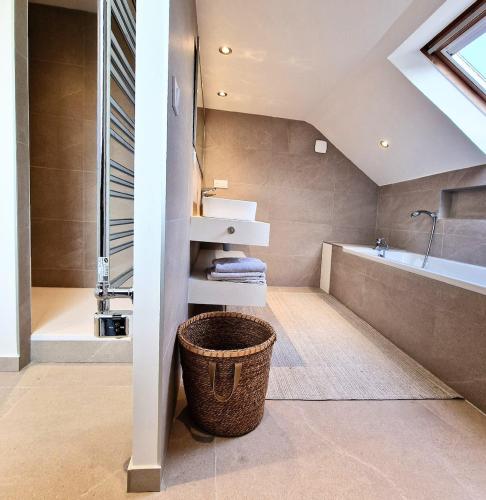 une salle de bain avec un lavabo, une baignoire et des toilettes dans l'établissement Villa Rossa - Bord du lac - version XL, à Aix-les-Bains