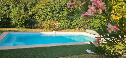Πισίνα στο ή κοντά στο Les hauts de Palaja, villa with pool and parking