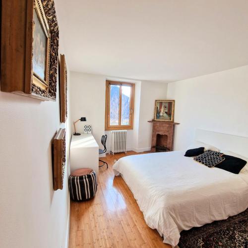 une chambre avec un lit blanc et un parquet dans l'établissement Villa Rossa - Bord du lac - version XL, à Aix-les-Bains