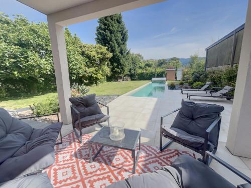 une terrasse avec des chaises, une table et une piscine dans l'établissement Villa Rossa - Bord du lac - version XL, à Aix-les-Bains