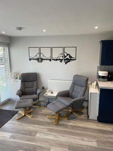 Ein Sitzbereich in der Unterkunft Chalet 133, Snowdon Holiday Chalet - Glan Gwna