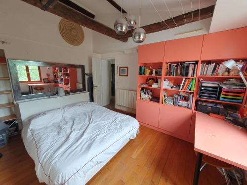 - une chambre avec des armoires rouges, un lit et un bureau dans l'établissement Appartement 5 chambres au dernier étage, à Paris