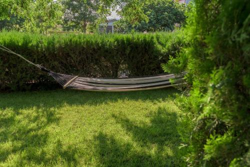 a hammock in the grass in a yard at Villa Romy in Alexandroupoli