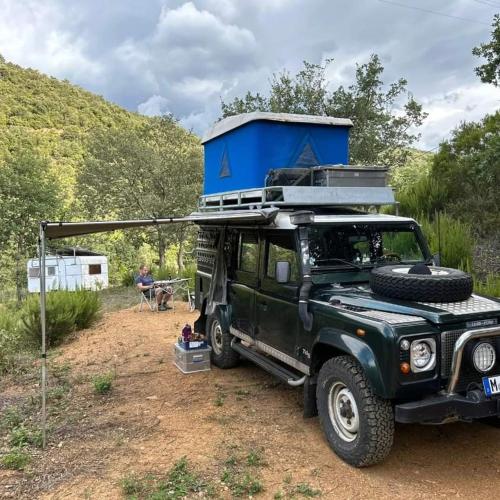 une jeep noire avec un objet bleu dessus dans l'établissement CAMPING Pleine Nature, à Boule - dÊ¼Amont