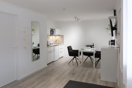 a kitchen and dining room with a table and chairs at Nefelejcs Vendégház in Gödöllő