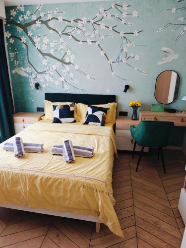 une chambre avec un lit avec des serviettes dessus dans l'établissement Paris Queen Suite with air-condition and parking, à Bourg-la-Reine