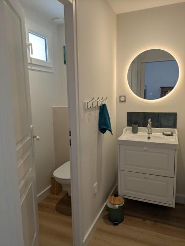 une salle de bain avec un lavabo et un miroir dans l'établissement Charmante maison pour 6 personnes à 200m de la plage, à Saint-Palais-sur-Mer