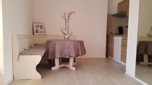 une table avec un vase dans une cuisine dans l'établissement 28 m2 Hypercenter studio Garden view Elevator, à Nice