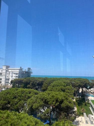 ein Blick auf das Meer von einem Gebäude aus in der Unterkunft The Soft Pines Escape in Golem