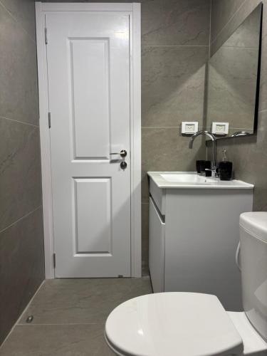 Un baño de UpTown Suites