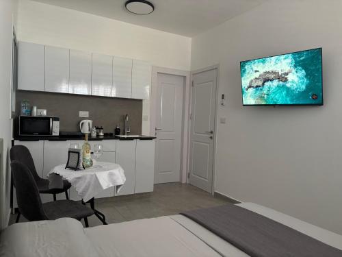 Una televisión o centro de entretenimiento en UpTown Suites
