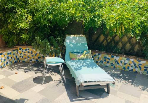 une chaise et une chaise avec un oreiller à côté d'une chaise sidx sidx dans l'établissement Maison avec piscine en Drome provençale, à Saint-Maurice-sur-Eygues