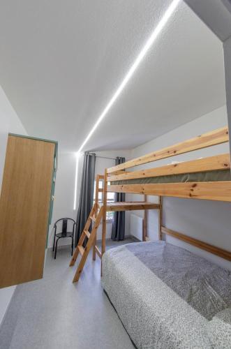 ein Schlafzimmer mit einem Etagenbett und einer Leiter in der Unterkunft Gîte Les Galinettes en Ardèche in Saint-Martin-le-Supérieur