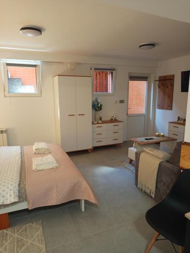 a bedroom with a bed and a couch at Mieszkanie do wynajęcia w Centrum in Olecko