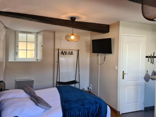 une chambre avec un lit et une télévision à écran plat dans l'établissement LE GOUET - Maison de la Barrière, à Saint-Brieuc