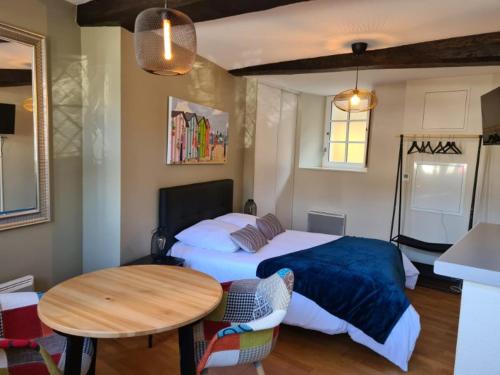 une chambre avec un lit et une table dedans dans l'établissement LE GOUET - Maison de la Barrière, à Saint-Brieuc