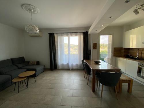 un salon avec un canapé et une table dans l'établissement Casamea - 2 chambres, Proche Hôpital, WiFi, Clim, à Ajaccio