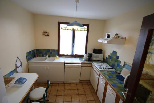a small kitchen with a sink and a window at La Roseraie gîte 3 épis avec piscine in Ruoms