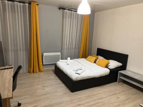 - une chambre avec un lit et des rideaux jaunes dans l'établissement Appartement Brest proximité gare et centre, à Brest