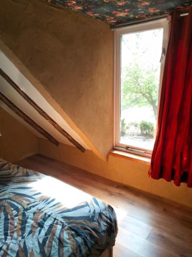 a bedroom with a bed and a window at Vogelvrij in Vierhuizen