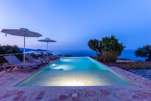 Bazén v ubytování Eden Hill Luxury Villa with Pool in Monemvasia nebo v jeho okolí