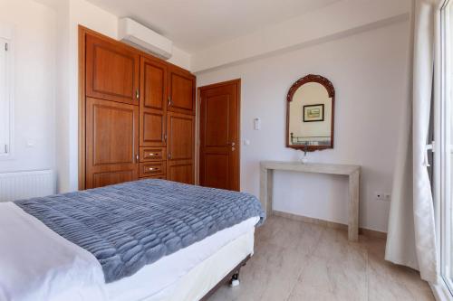 Postel nebo postele na pokoji v ubytování Eden Hill Luxury Villa with Pool in Monemvasia