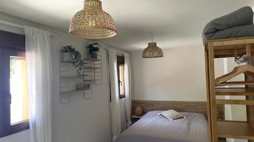 a bedroom with two bunk beds and two lights at Landhaus für Surfer & Ruhesuchende am Strand in San Juan de Castiello