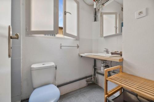 une salle de bain avec toilettes et lavabo dans l'établissement Nice et confortable 2 pièces cozy, à Nice