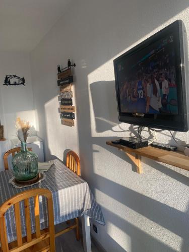 Μια τηλεόραση ή/και κέντρο ψυχαγωγίας στο Appartement Valberg