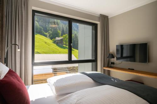 A bed or beds in a room at Das luxuriöse alpine Apartment in der Residenz Silvretta - Inklusive Silvretta Card Premium